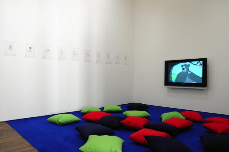 Pierre Bismuth, The Jungle Book Project, 2002. Installation in situ, vidéo, 19 dessins sur papier calque, moquettes, coussins. Mudam Luxembourg. © Aurélien Mole.